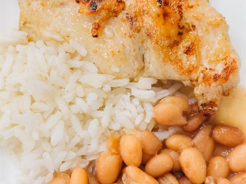 Prato de arroz e feijão