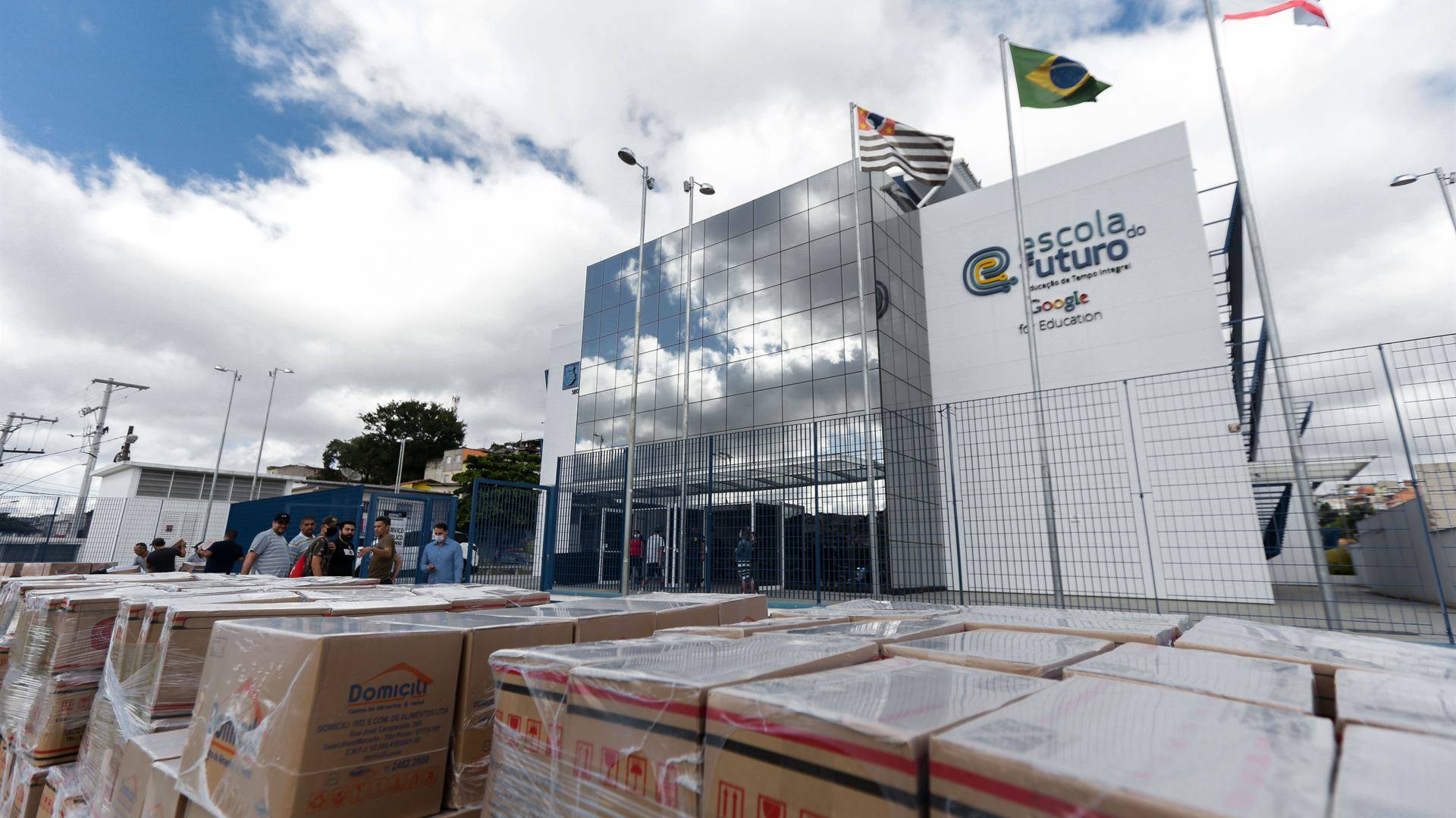 Cestas básicas paletizadas prontas para entrega na empresa