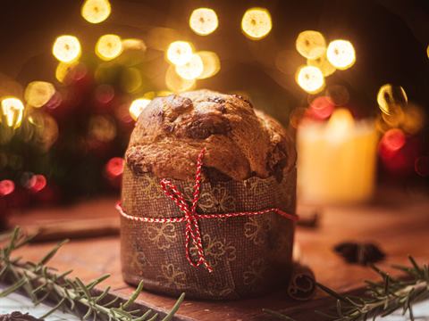Panetone com luzes de Natal ao fundo