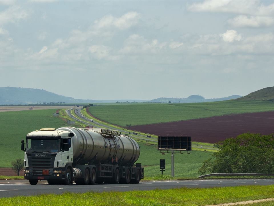 Caminhão na rodovia entre plantações